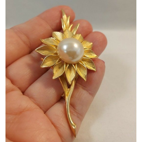 Vintage Ambras Fine Jewelry Co Large Faux Pearl Gold Tone Flower Pin Brooch - Picture 9 of 10